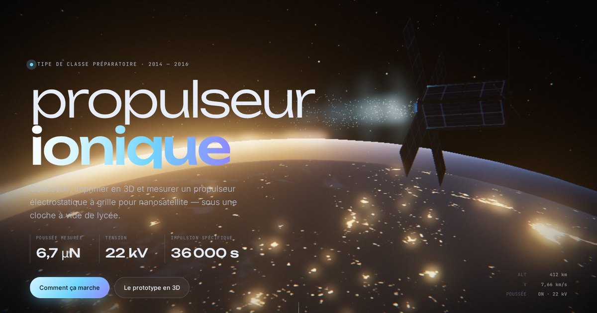Le site du propulseur ionique : un CubeSat au-dessus de la Terre de nuit